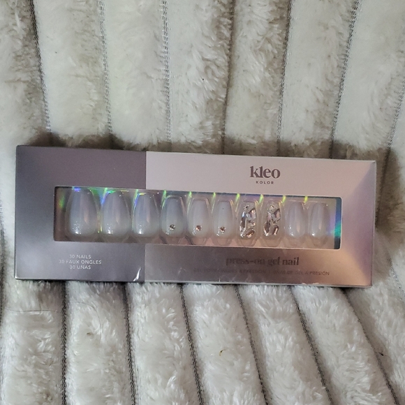 White Press-On Gel Nails - Picture 1 of 2